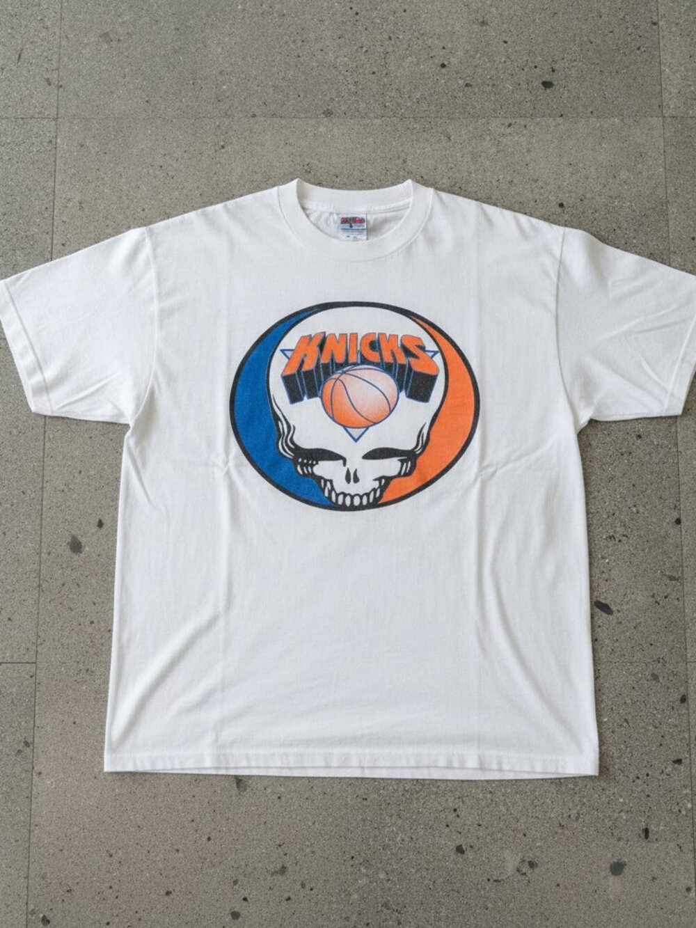 NY Knicks Grateful Dead Skull Basketball Vintage 90s White T-Shirt